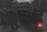 Image chien de compagnie d'un prisonnier de guerre allemand Cologne, Allemagne, 1945, de la seconde 23 séquences d'archives historiques vidéo 65675080282