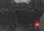 Image chien de compagnie d'un prisonnier de guerre allemand Cologne, Allemagne, 1945, de la seconde 24 séquences d'archives historiques vidéo 65675080282