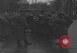 Image chien de compagnie d'un prisonnier de guerre allemand Cologne, Allemagne, 1945, de la seconde 25 séquences d'archives historiques vidéo 65675080282