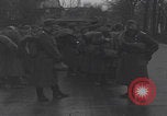 Image chien de compagnie d'un prisonnier de guerre allemand Cologne, Allemagne, 1945, de la seconde 26 séquences d'archives historiques vidéo 65675080282