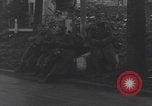 Image chien de compagnie d'un prisonnier de guerre allemand Cologne, Allemagne, 1945, de la seconde 28 séquences d'archives historiques vidéo 65675080282