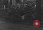 Image chien de compagnie d'un prisonnier de guerre allemand Cologne, Allemagne, 1945, de la seconde 29 séquences d'archives historiques vidéo 65675080282