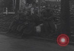 Image chien de compagnie d'un prisonnier de guerre allemand Cologne, Allemagne, 1945, de la seconde 30 séquences d'archives historiques vidéo 65675080282