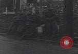 Image chien de compagnie d'un prisonnier de guerre allemand Cologne, Allemagne, 1945, de la seconde 32 séquences d'archives historiques vidéo 65675080282