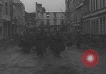 Image chien de compagnie d'un prisonnier de guerre allemand Cologne, Allemagne, 1945, de la seconde 33 séquences d'archives historiques vidéo 65675080282