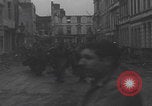 Image chien de compagnie d'un prisonnier de guerre allemand Cologne, Allemagne, 1945, de la seconde 34 séquences d'archives historiques vidéo 65675080282