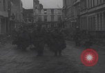 Image chien de compagnie d'un prisonnier de guerre allemand Cologne, Allemagne, 1945, de la seconde 35 séquences d'archives historiques vidéo 65675080282