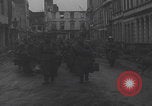 Image chien de compagnie d'un prisonnier de guerre allemand Cologne, Allemagne, 1945, de la seconde 36 séquences d'archives historiques vidéo 65675080282