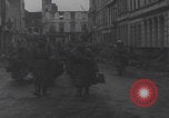 Image chien de compagnie d'un prisonnier de guerre allemand Cologne, Allemagne, 1945, de la seconde 37 séquences d'archives historiques vidéo 65675080282