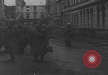 Image chien de compagnie d'un prisonnier de guerre allemand Cologne, Allemagne, 1945, de la seconde 38 séquences d'archives historiques vidéo 65675080282
