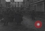 Image chien de compagnie d'un prisonnier de guerre allemand Cologne, Allemagne, 1945, de la seconde 39 séquences d'archives historiques vidéo 65675080282
