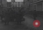 Image chien de compagnie d'un prisonnier de guerre allemand Cologne, Allemagne, 1945, de la seconde 40 séquences d'archives historiques vidéo 65675080282