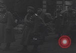 Image chien de compagnie d'un prisonnier de guerre allemand Cologne, Allemagne, 1945, de la seconde 42 séquences d'archives historiques vidéo 65675080282