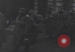 Image chien de compagnie d'un prisonnier de guerre allemand Cologne, Allemagne, 1945, de la seconde 43 séquences d'archives historiques vidéo 65675080282