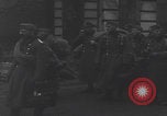 Image chien de compagnie d'un prisonnier de guerre allemand Cologne, Allemagne, 1945, de la seconde 44 séquences d'archives historiques vidéo 65675080282