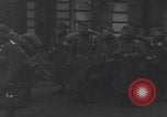 Image chien de compagnie d'un prisonnier de guerre allemand Cologne, Allemagne, 1945, de la seconde 45 séquences d'archives historiques vidéo 65675080282