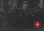 Image chien de compagnie d'un prisonnier de guerre allemand Cologne, Allemagne, 1945, de la seconde 46 séquences d'archives historiques vidéo 65675080282