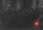 Image chien de compagnie d'un prisonnier de guerre allemand Cologne, Allemagne, 1945, de la seconde 47 séquences d'archives historiques vidéo 65675080282