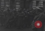 Image chien de compagnie d'un prisonnier de guerre allemand Cologne, Allemagne, 1945, de la seconde 48 séquences d'archives historiques vidéo 65675080282