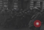 Image chien de compagnie d'un prisonnier de guerre allemand Cologne, Allemagne, 1945, de la seconde 49 séquences d'archives historiques vidéo 65675080282