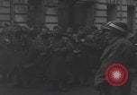 Image chien de compagnie d'un prisonnier de guerre allemand Cologne, Allemagne, 1945, de la seconde 50 séquences d'archives historiques vidéo 65675080282