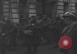 Image chien de compagnie d'un prisonnier de guerre allemand Cologne, Allemagne, 1945, de la seconde 53 séquences d'archives historiques vidéo 65675080282
