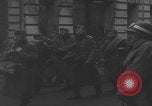 Image chien de compagnie d'un prisonnier de guerre allemand Cologne, Allemagne, 1945, de la seconde 54 séquences d'archives historiques vidéo 65675080282
