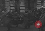 Image chien de compagnie d'un prisonnier de guerre allemand Cologne, Allemagne, 1945, de la seconde 56 séquences d'archives historiques vidéo 65675080282