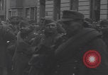 Image chien de compagnie d'un prisonnier de guerre allemand Cologne, Allemagne, 1945, de la seconde 57 séquences d'archives historiques vidéo 65675080282