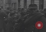 Image chien de compagnie d'un prisonnier de guerre allemand Cologne, Allemagne, 1945, de la seconde 58 séquences d'archives historiques vidéo 65675080282