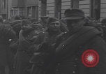 Image chien de compagnie d'un prisonnier de guerre allemand Cologne, Allemagne, 1945, de la seconde 59 séquences d'archives historiques vidéo 65675080282