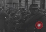 Image chien de compagnie d'un prisonnier de guerre allemand Cologne, Allemagne, 1945, de la seconde 60 séquences d'archives historiques vidéo 65675080282