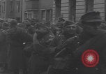 Image chien de compagnie d'un prisonnier de guerre allemand Cologne, Allemagne, 1945, de la seconde 61 séquences d'archives historiques vidéo 65675080282