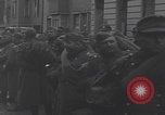 Image chien de compagnie d'un prisonnier de guerre allemand Cologne, Allemagne, 1945, de la seconde 62 séquences d'archives historiques vidéo 65675080282