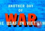 Image Un soldat américain de la guerre du Vietnam se réveille Vietnam, 1967, de la seconde 20 séquences d'archives historiques vidéo 65675080299