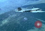 Image Largage de tracts par un avion de l'US Air Force Vietnam, 1967, de la seconde 3 séquences d'archives historiques vidéo 65675080303