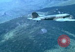 Image Largage de tracts par un avion de l'US Air Force Vietnam, 1967, de la seconde 4 séquences d'archives historiques vidéo 65675080303