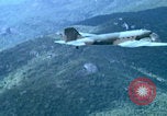 Image Largage de tracts par un avion de l'US Air Force Vietnam, 1967, de la seconde 5 séquences d'archives historiques vidéo 65675080303