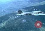 Image Largage de tracts par un avion de l'US Air Force Vietnam, 1967, de la seconde 6 séquences d'archives historiques vidéo 65675080303