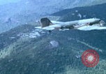 Image Largage de tracts par un avion de l'US Air Force Vietnam, 1967, de la seconde 7 séquences d'archives historiques vidéo 65675080303