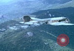 Image Largage de tracts par un avion de l'US Air Force Vietnam, 1967, de la seconde 8 séquences d'archives historiques vidéo 65675080303