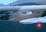 Image Largage de tracts par un avion de l'US Air Force Vietnam, 1967, de la seconde 14 séquences d'archives historiques vidéo 65675080303