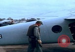 Image Largage de tracts par un avion de l'US Air Force Vietnam, 1967, de la seconde 18 séquences d'archives historiques vidéo 65675080303