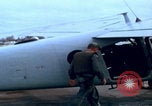 Image Largage de tracts par un avion de l'US Air Force Vietnam, 1967, de la seconde 19 séquences d'archives historiques vidéo 65675080303