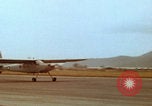 Image Largage de tracts par un avion de l'US Air Force Vietnam, 1967, de la seconde 25 séquences d'archives historiques vidéo 65675080303