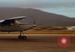 Image Largage de tracts par un avion de l'US Air Force Vietnam, 1967, de la seconde 27 séquences d'archives historiques vidéo 65675080303