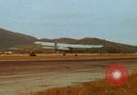 Image Largage de tracts par un avion de l'US Air Force Vietnam, 1967, de la seconde 30 séquences d'archives historiques vidéo 65675080303