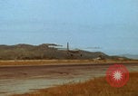 Image Largage de tracts par un avion de l'US Air Force Vietnam, 1967, de la seconde 31 séquences d'archives historiques vidéo 65675080303