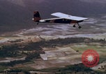 Image Largage de tracts par un avion de l'US Air Force Vietnam, 1967, de la seconde 36 séquences d'archives historiques vidéo 65675080303