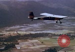 Image Largage de tracts par un avion de l'US Air Force Vietnam, 1967, de la seconde 38 séquences d'archives historiques vidéo 65675080303